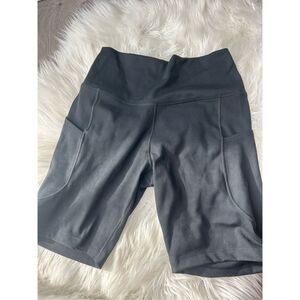 Nike women’s shorts with pockets size medium NWT workout attire shorts